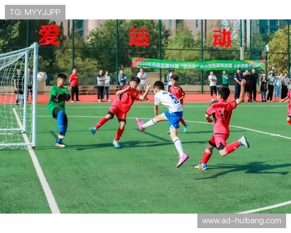 足球明星与粉丝同场竞技激情四溢共享绿茵场的快乐时光